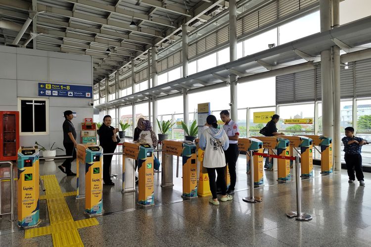 Gate tap out untuk jalur keluar penumpamg KRL sebelum menuju ke pintu keberangkatan kereta api jarak jauh di Stasiun Jatinegara, Kamis (18/12/2025). 