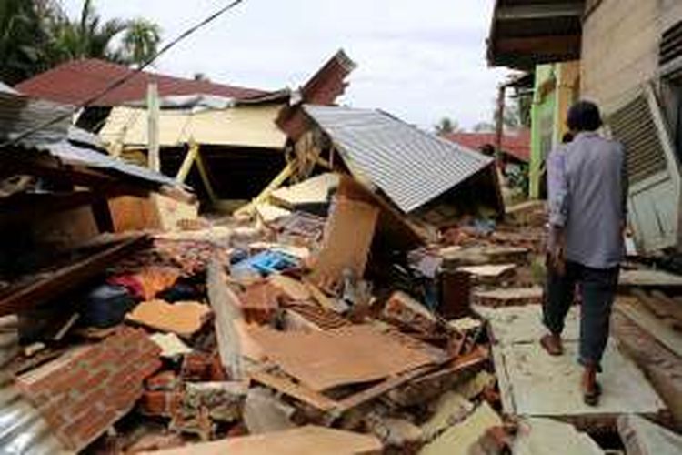 Situasi rumah yang runtuh akibat gempa di Desa Kuta Pangwa, Kecamatan Trienggadeng, Pidie Jaya, Aceh, Jumat (9/12/2016). Desa Kuta Pangwa adalah desa yang mengalami kerusakan terparah dan menyebabkan puluhan rumah warga hancur dan memakan korban tewas sebanyak 15 orang.