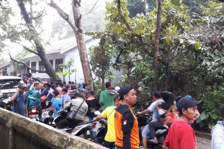 Warga Kecamatan Carita, Kabupaten Pandeglang, Banten, panik mendengar peringatan tsunami dan berlarian ke tempat yang lebih tinggi, Minggu (23/12/2018).