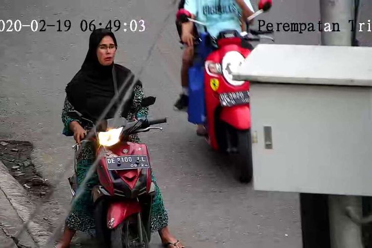 Seorang ibu yang menggendarai sepeda motor tertangkap kamera CCTV tidak menggunakan hlm saat berkendara, Rabu (19/2/2020)