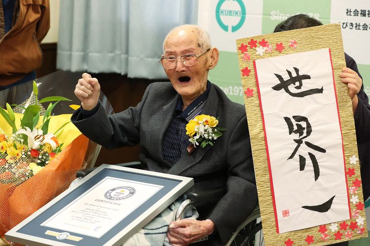 Chitetsu Watanabe, 112 berpose di sebelah kaligrafi dalam bahasa Jepang Nomor Satu Dunia setelah ia dianugerahi sebagai pria tertua di dunia oleh Guiness World Records.
