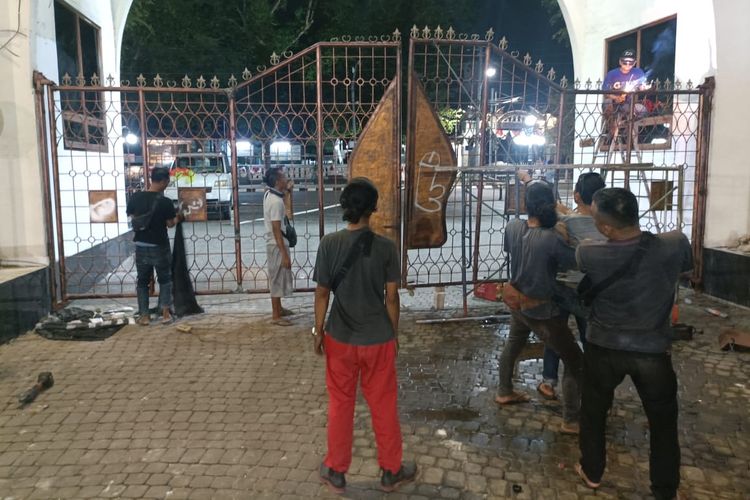 Jajaran Pemkot Semarang membenahi sejumlah fasilitas umum di Balaikota Semarang yang mengalami kerusakan akibat demonstrasi.
