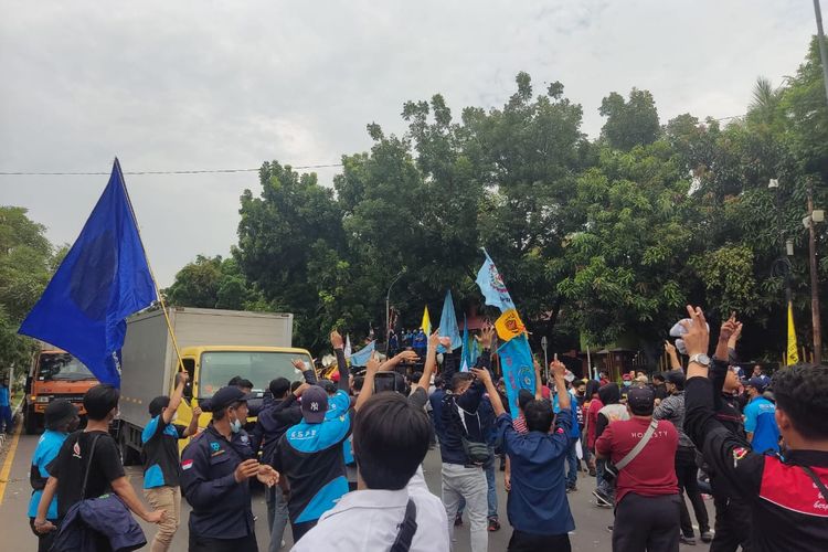Masa aksi menjegat mobil yang melitas di Depan Gedung Pemkot Bekasi, Rabu (10/11/2021)