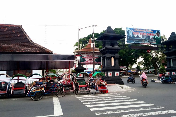 Pangkalan pengayuh becak di Jalan Soekarno-Hatta Kota Blitar, Kamis (10/6/2021)