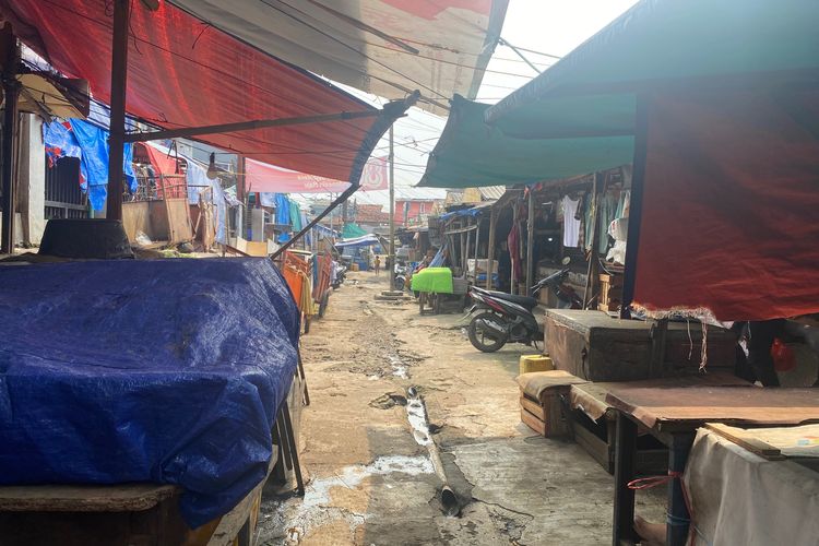 Kondisi Pasar Lontar Kebon Melati yang belum direnovasi sejak terbakar dua tahun yang lalu, sepi dan kumuh tak terawat, Minggu (14/9/2025).