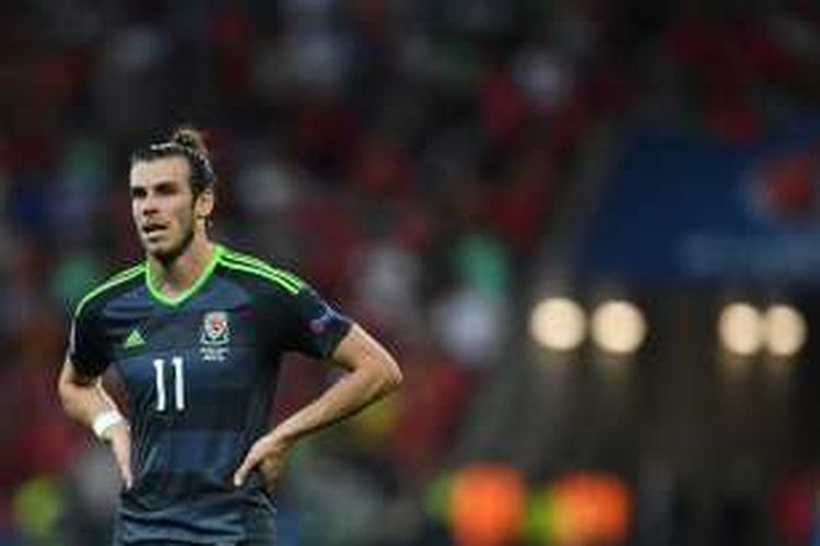 Ekspresi Gareth Bale setelah Wales kalah 0-2 dari Portugal pada partai semifinal Piala Eropa di Stadion Parc Olympique Lyonnais, Rabu (6/7/2016). 