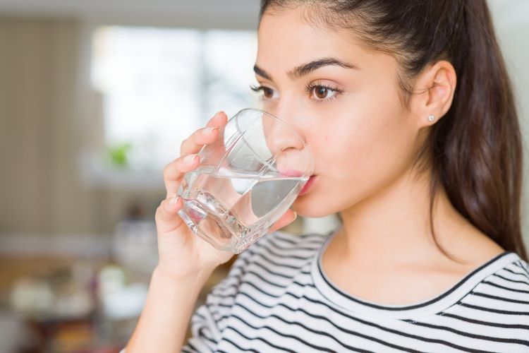 Manfaat minum air putih di pagi hari.