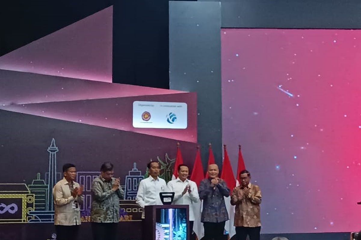 Presiden RI Joko Widodo meresmikan pembukaan IIMS 2023, di JIEXpo, Kemayoran, Jakarta Pusat, Kamis (16/2/2023).