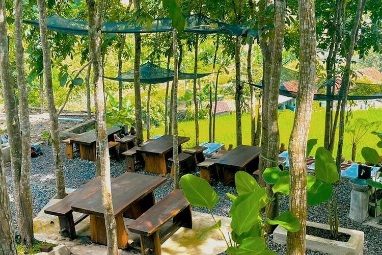 Spot nongkrong di Antapura De Djati.