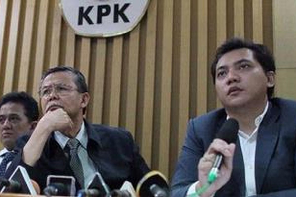 Taufik Basari (kanan), kuasa hukum Anggota Komisi Pemberantasan Kourpsi (KPK), Bibit Samad Rianto (kedua dari kiri) dan Chandra M Hamzah.