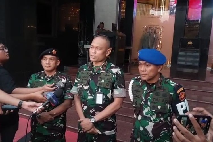Dansatsiber TNI memberikan pernyataan kepada wartawan perihal temuan dugaan tindak pidana siber oleh influencer Ferry Irwandi. Di Luar Wewenang, Kenapa TNI Bidik Dugaan Tindak Pidana Ferry Irwandi?