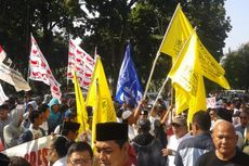Massa Prabowo-Hatta Bagikan Konsumsi di Jalur Transjakarta  
