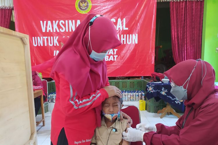 Vaksinasi Covid-19 tehadap anak usia 6-11 tahun di Balai Desa Kedungwringin, Kecamatan Jatilawang, Kabupaten Banyumas, Jawa Tengah, Sabtu (8/1/2022).