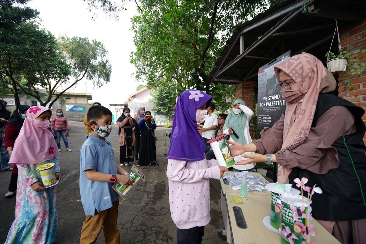 Siswa-siswi SD Islam Fitrah Al Fikri Depok, menyalurkan sedekah untuk membantu saudara di Palestina, Senin (24/5/2021). Bantuan dari Celengan Sedekah Ramadan 1442H tersebut, mereka amanahkan melalui Dompet Dhuafa yang saat ini terus menggulirkan bantuan kebutuhan dasar untuk masyarakat Palestina .