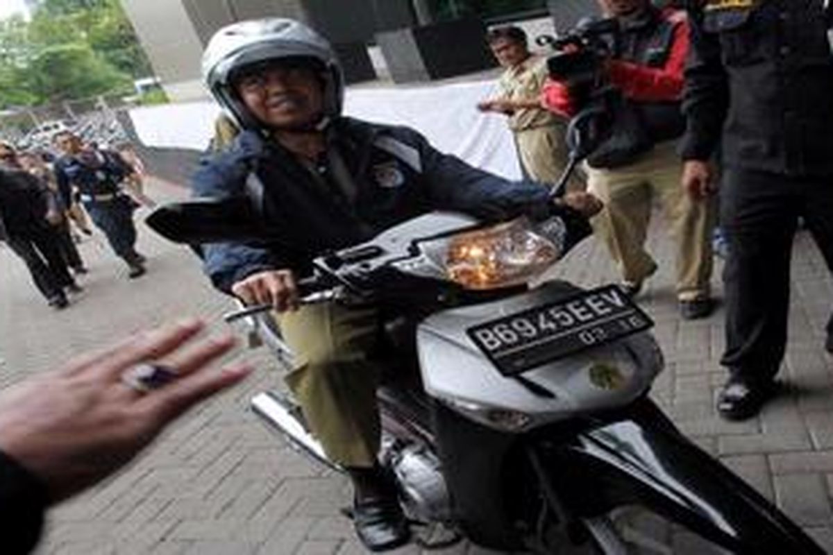 Walikota Depok Nur Mahmudi Ismail datang ke gedung Komisi Pemberantasan Korupsi (KPK), Jakarta, Selasa (11/12/2012). Kedatangan Nur Mahmudi untuk menghadiri undangan KPK dalam acara pemaparan hasil survei integritas sektor publik oleh KPK. Kader PKS ini datang ke KPK dengan mengendarai sepeda motor. Ia menyetir sendiri sepeda motor tersebut dari kantor dinas Walikota Depok.
