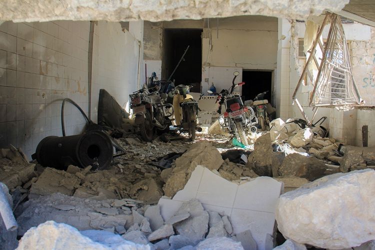 Kondisi sebuah rumah sakit yang hancur di Khan Sheikhun, kota yang dikuasai kelompok pemberontak di Provinsi Idlib, Suriah barat laut, Selasa (4/4/2017), menyusul serangan yang diduga mengandung gas beracun. Sedikitnya 72 orang tewas, termasuk 20 anak-anak akibat serangan senjata kimia tersebut.