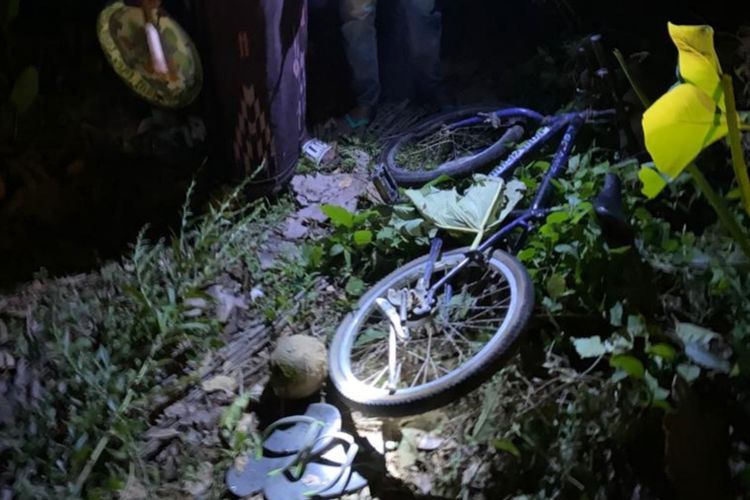 Sepeda dan sandal milik korban yang berada di tengah kebun