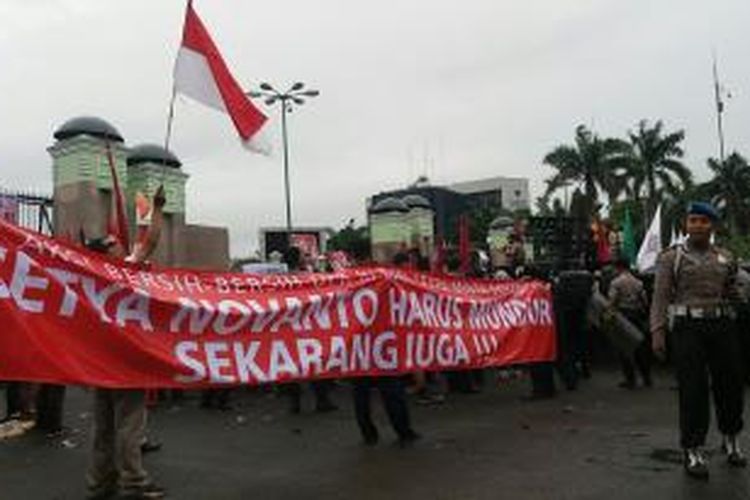 Ribuan orang memadati halaman depan Kompleks Parlemen, Senayan, Jakarta, Rabu (16/12/2015). Massa tersebut terdiri dari massa pendukung dan kontra Setya Novanto