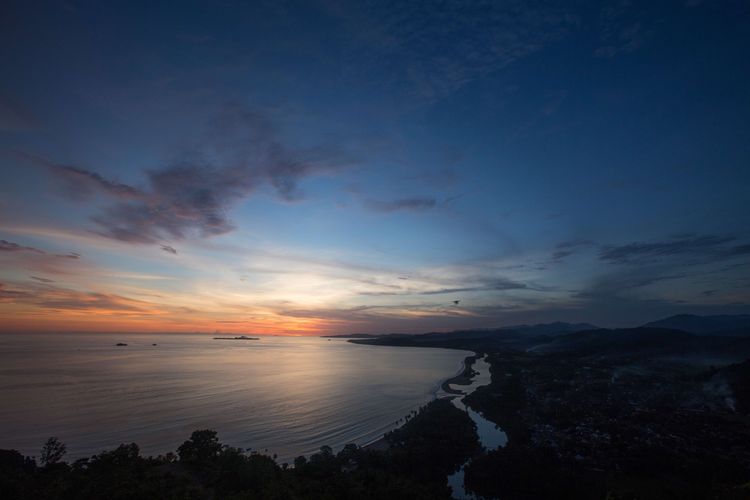 Matahari terbenam terlihat dari Puncak Bukit Langkisau, Kabupaten Pesisir Selatan, Sumatera Barat, Jumat (15/5/2015). Dari bukit ini wisatawan bisa menyaksikan Samudera Hindia, Pantai Salido, dan Teluk Painan. KOMPAS IMAGES/KRISTIANTO PURNOMO