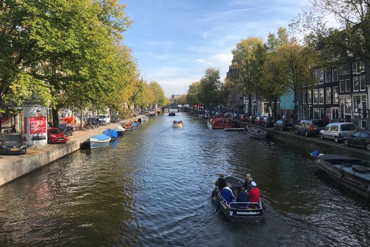 Kanal di kota Amsterdam saling terkoneksi dengan total panjang mencapai 110 km.