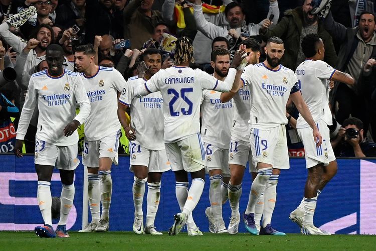 Skuad Real Madrid merarayakan gol ke gawang Man City dalam laga leg kedua Liga Champions 2021-2022 di Stadion Santiago Bernabeu, Spanyol, pada Kamis (5/5/2022) dini hari WIB.