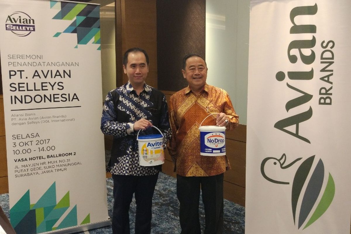 Vice President Avian Brands Ruslan Tanoko dan President Director Avian Brands Wijono Tanoko usai penandatanganan kerja sama, di Surabaya, Selasa (3/10/2017).