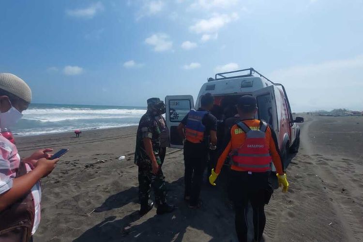 Tim SAR mengevakuasi jasad korban tenggelam yang ditemukan di Pantai Happy, Kebumen, Jawa Tengah, Jumat (23/9/2022).