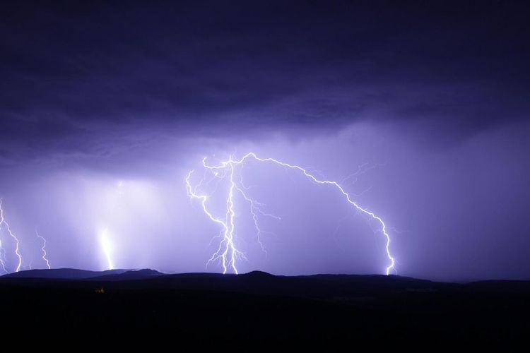 10 Orang Tersambar Petir di Pantai Lumajang, 1 Wisatawan Meninggal Dunia