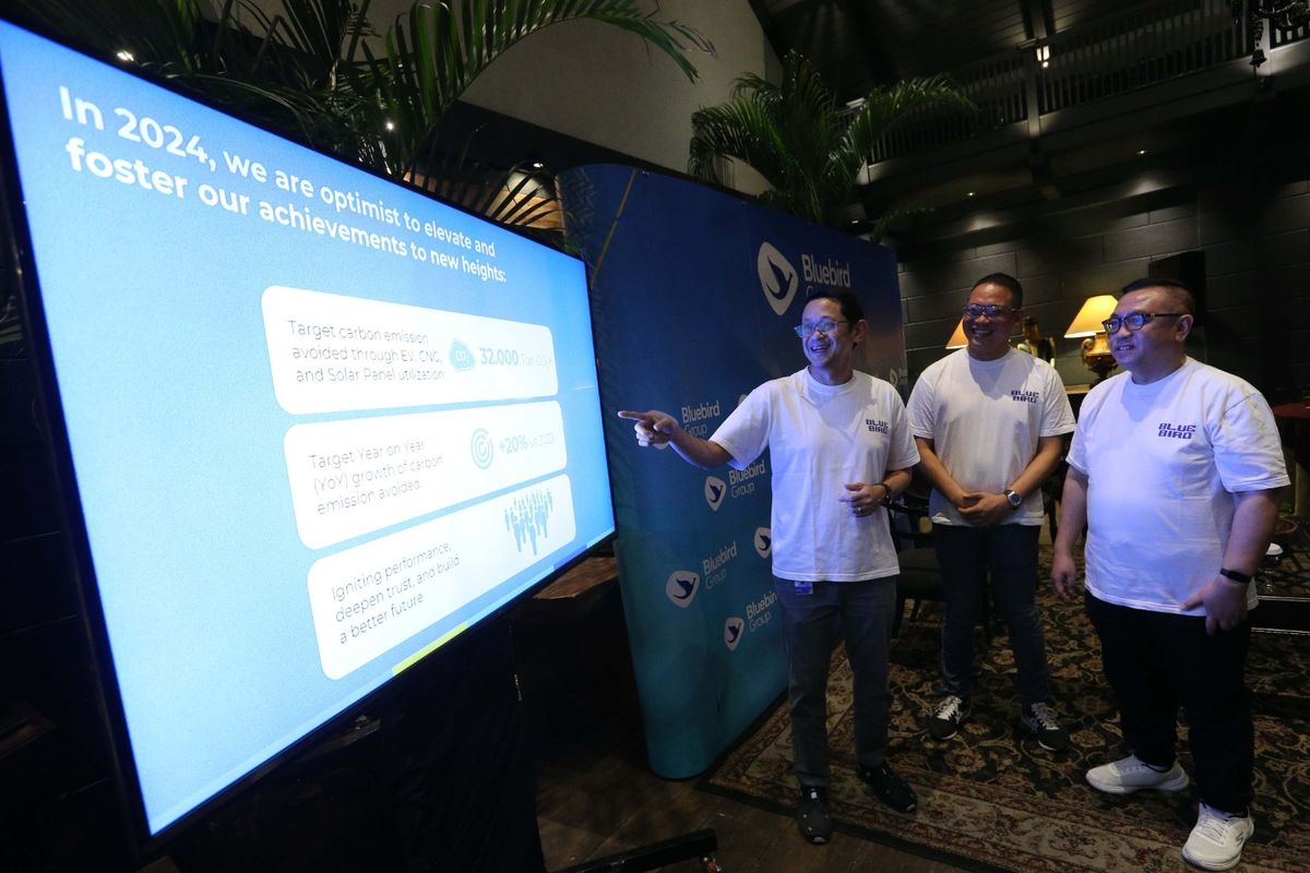 Perusahaan transportasi Blue Bird memperkenalkan program Visi Keberlanjutan 50:30, untuk upaya mengurangi 50 persen emisi karbon dan limbah operasional pada tahun 2030. 