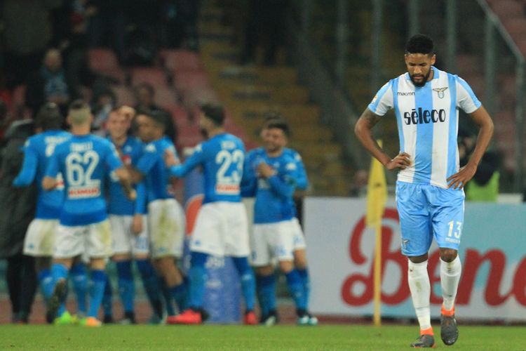 Bek Lazio, Wallace, tampak kecewa karena gawang timnya dibobol oleh Napoli pada pertandigan Serie A di Stadion San Paolo, Sabtu (10/2/2018).