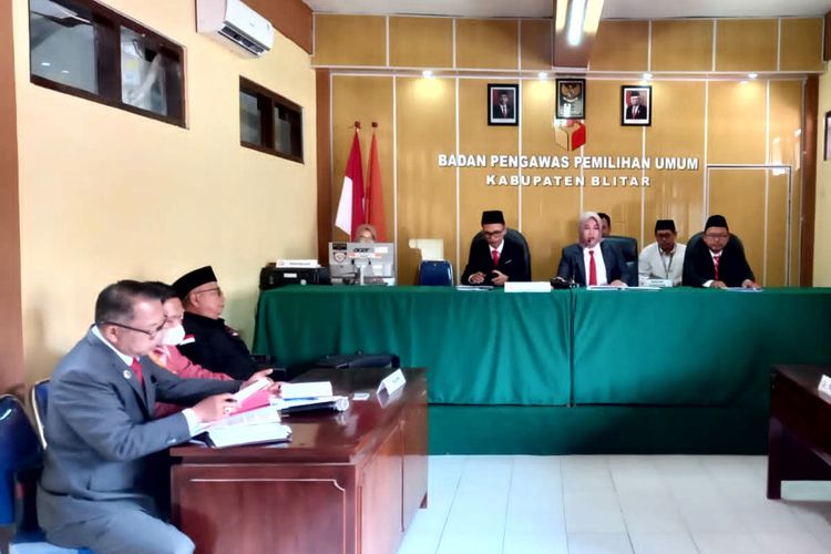 Sidang perdana dugaan pelanggaran administrasi oleh KPU Kabupaten Blitar di Ruang Sidang Kantor Bawaslu Kabupaten Blitar di Jalan A Yani Kota Blitar, Rabu (11/10/2023)
