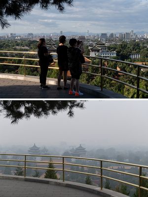 Foto perbandingan ini diambil di taman Jingshan, Beijing, China. Foto atas diampil pada 6 September 2018 dan foto penuh polusi (bawah) diambil pada 15 Oktober 2018.