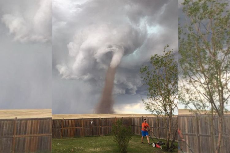 Pria Kanada ini cuek potong rumput halaman belakang rumahnya saat ada angin tornado.