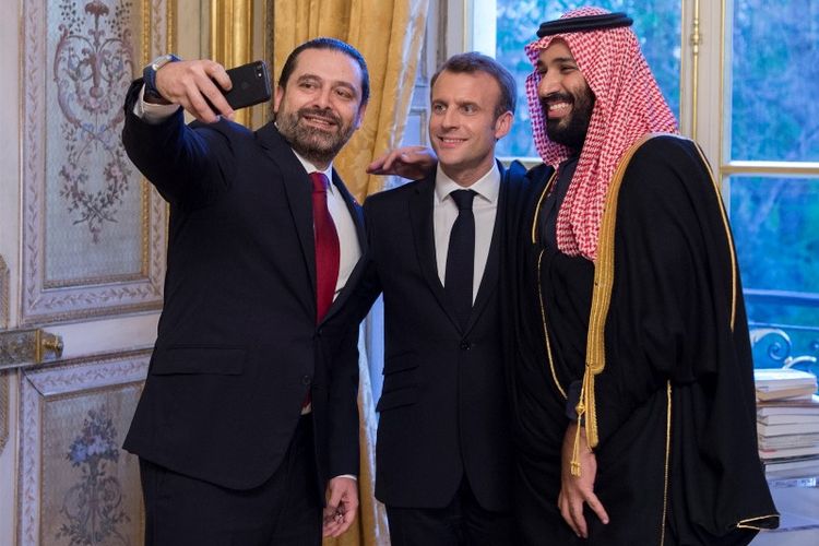 Presiden Perancis Emmanuel Macron (tengah) dan Putra Mahkota Saudi Pangeran Mohammad bin Salman (kanan) berpose di sebelah Perdana Menteri Lebanon Saad Hariri, saat makan malam resmi di Istana Elysee di Paris, Perancis, Selasa (10/4/2018). (Istana Kerajaan Saudi via AFP)