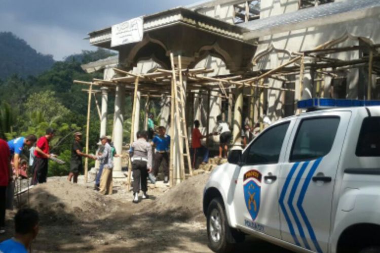 Anggota Polisi Polda DIY saat bergotong-royong membantu pembangunan Masjid di Samigaluh, Kulonprogo (foto Dokumentasi  Brigadir Nur Ali Suwandi )