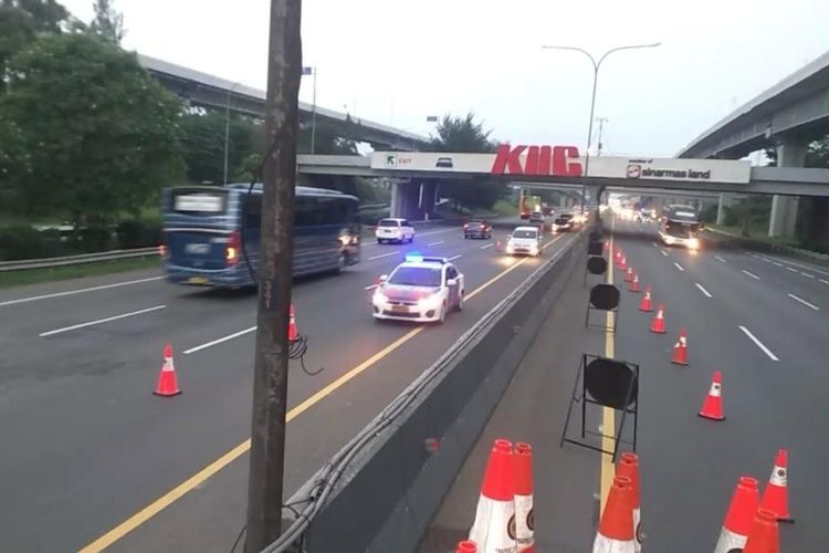 PT Jasa Marga (Persero) Tbk memberlakukan rekayasa lalu lintas contraflow dari KM 53 hingga KM 47 arah Jakarta sejak pukul 17.55 WIB.
