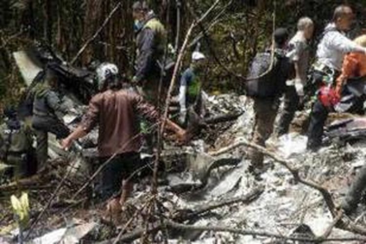 Tim SAR bekerja di tengah puing pesawat Trigana Air jenis ATR 42 yang jatuh di Pegunungan Bintang, Papua, 18 Agustus 2015. Sebanyak 5 awak dan 49 penumpang dilaporkan meninggal.