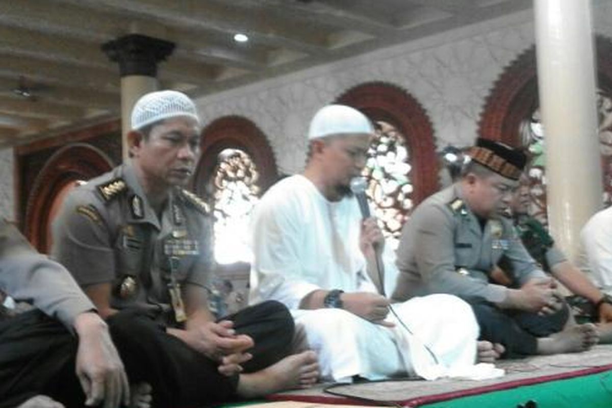 Ustadz Arifin Ilham (baju putih, memegang mikrofon), saat memimpin doa bersama di Masjid Al Kautsar Polda Metro Jaya pada Kamis (3/11/2016).