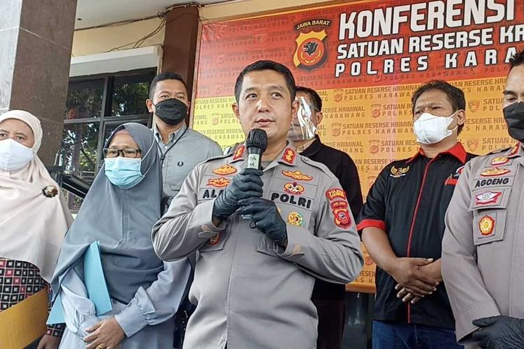 Kapolres Karawang AKBP Aldi Subartono (tengah) saat merilis pengungkapan bakso viral di Mapolres Karawang, Jumat (13/5/2022).