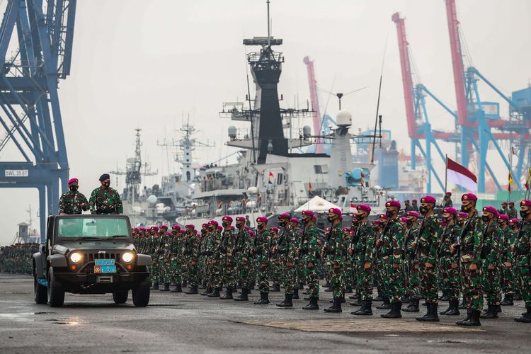 Kepala Staf Angkatan Laut (Kasal), Laksamana TNI Yudo Margono melakukan inspeksi pasukan saat Gelar Pasukan Kesiapsiagaan TNI Angkatan Laut Tahun 2020 di dermaga JICT II, Pelabuhan Tanjung Priok, Jakarta Utara, Senin (23/11/2020). Apel pasukan tersebut digelar untuk memeriksa kesiapansiagaan prajurit maupun alutsista TNI Angkatan Laut guna menyambut tugas-tugas ke depan.