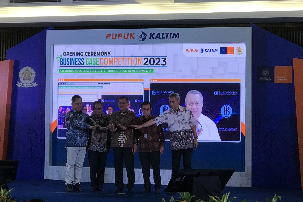 [ki-ka] SEVP Business Support Meizar Effendi, Direktur Keuangan dan Umum Qomaruzzaman, Direktur Utama PKT Rahmad Pribadi, Dekan FEB UGM Prof. Dr. Didi Achjari dan Koordinator Program PKT-GAMA BCC 2023 Eddiwan Danusaputro resmi membuka PKT-GAMA Business Case Competition di Jakarta pada Rabu (5/7/2023).