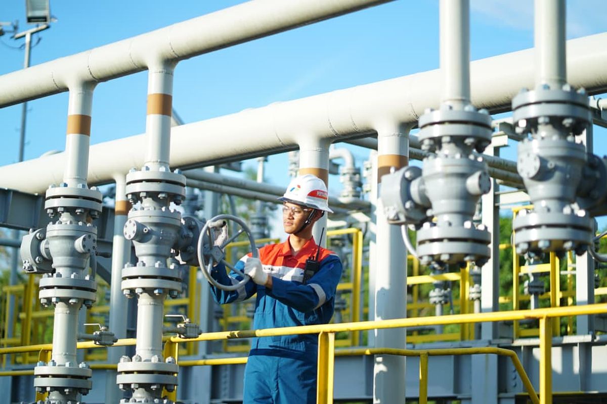 Salah satu pekerja PT Pertamina EP (PEP) Prabumulih Field yang tengah memeriksa peralatan.