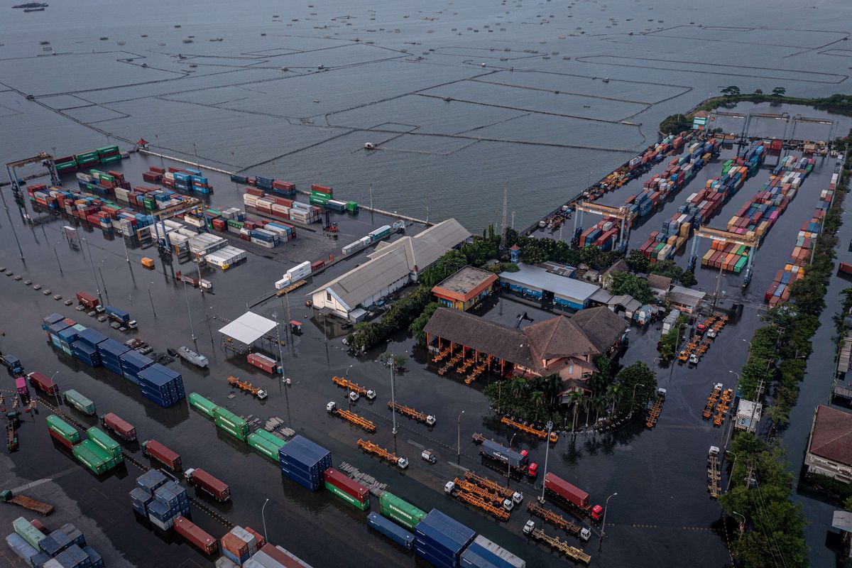 Foto udara kondisi banjir limpasan air laut ke daratan atau rob yang merendam kawasan Terminal Petikemas Pelabuhan Tanjung Emas Semarang, Jawa Tengah, Senin (23/5/2022). Banjir rob dengan ketinggian bervariasi hingga mencapai 1,5 meter itu disebabkan oleh tingginya pasang air laut serta adanya tanggul yang jebol di kawasan tersebut.