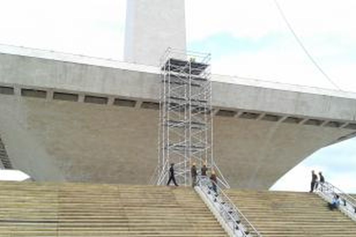 Petugas dari Kaercher mempersiapkan peralatan untuk pembersihan tugu Monumen Nasional, Jakarta, Selasa (6/5/2014).