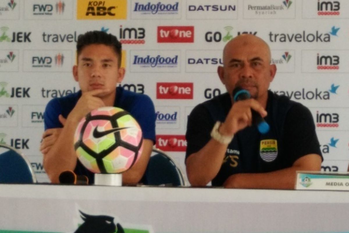 Caretaker Persib Herrie Setyawan bersama Kim Kurniawan saat menjalani sesi jumpa pers jelang laga kontra Persegres Gresik United, di Graha Persib, Jalan Sulanja, Sabtu (19/8/2017)