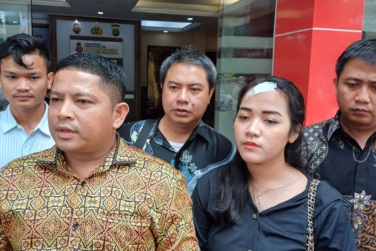 Korban kekerasan dalam rumah tangga (KDRT) bernama Titani Eifely bersama kuasa hukumnya berharap Doni Syafriwen saat ditemui di Mapolres Metro Jakarta Selatan, Rabu (17/4/2024).