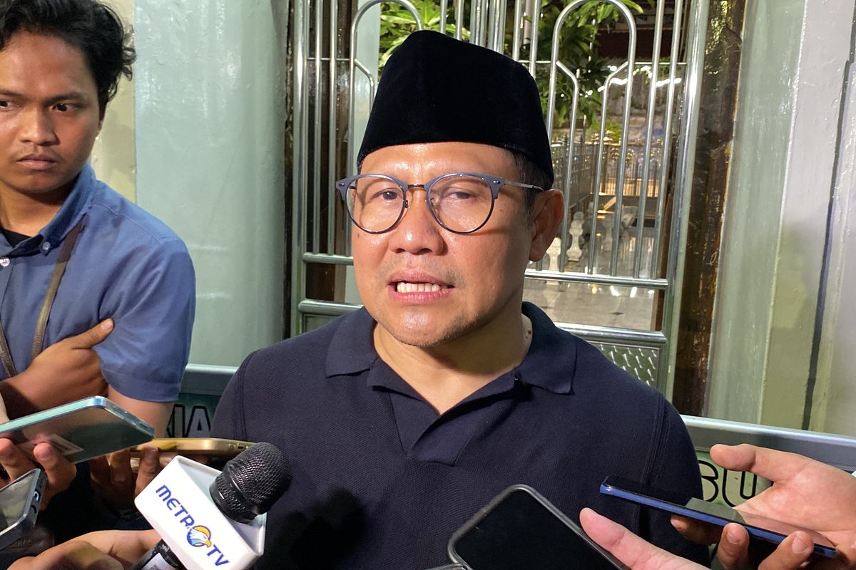 Calon wakil presiden (cawapres) nomor urut 1, Muhaimin Iskandar di Makam Sunan Ampel Surabaya, Sabtu (6/1/2024).