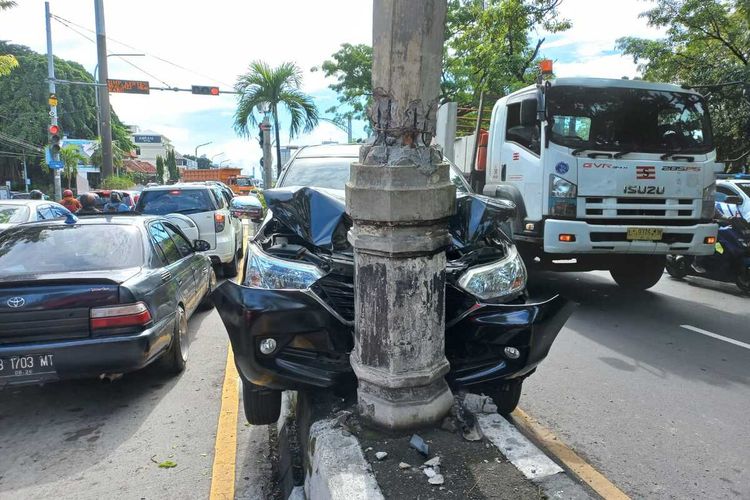 Tabrak tiang lampu di median jalan Kota Solo, Jaw Tengah, kendaraan roda empat mobil Toyota Avanza warna hitam berpelat nomor B 2922 PFC ringsek, Rabu (30/11/2022)