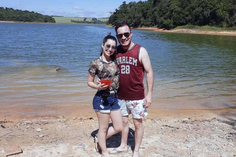 Larissa Campos sempat berfoto bersama kekasihnya, Joao sebelum kekasihnya itu pergi berenang dan meninggal dunia.