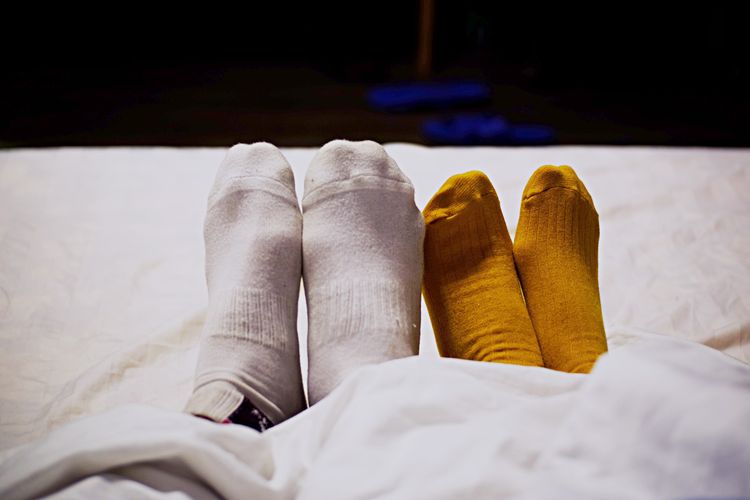 Tidur mengenakan kaus kaki bisa membuat suhu tubuh stabil sepanjang malam.